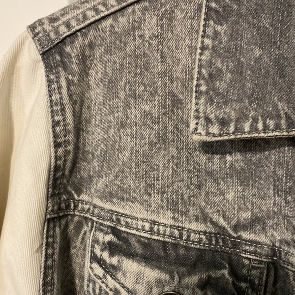 Cute Jean jacket with studs on arms grey white tones - Picture 3 of 5